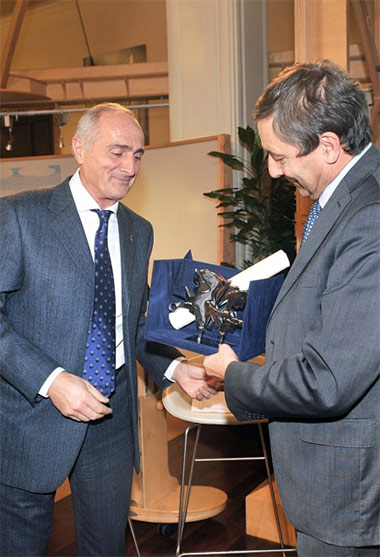 Sig. Pennazio di R.P. rivestimenti plastici riceve il premio chiave a stella